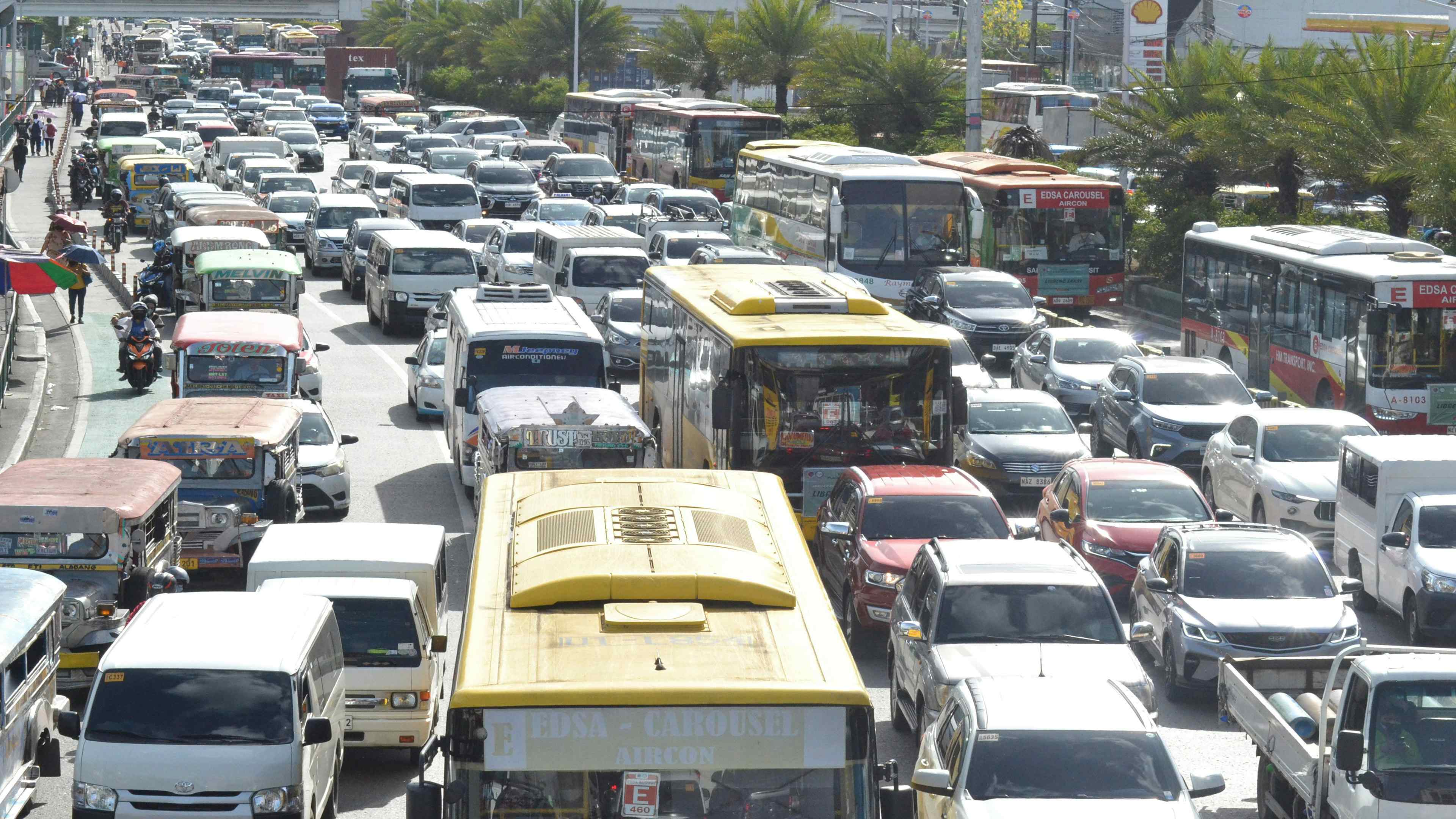 BUMPER- TO- BUMPER TRAFFIC IN EDSA, PASAY Mike Taboy
