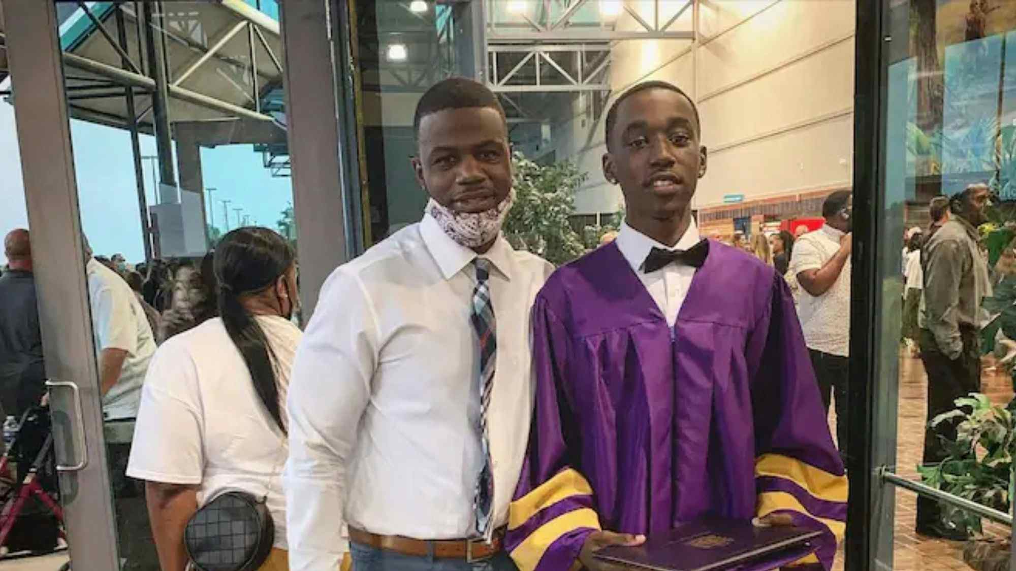 Teacher lends shoes to graduating student to comply with dress code