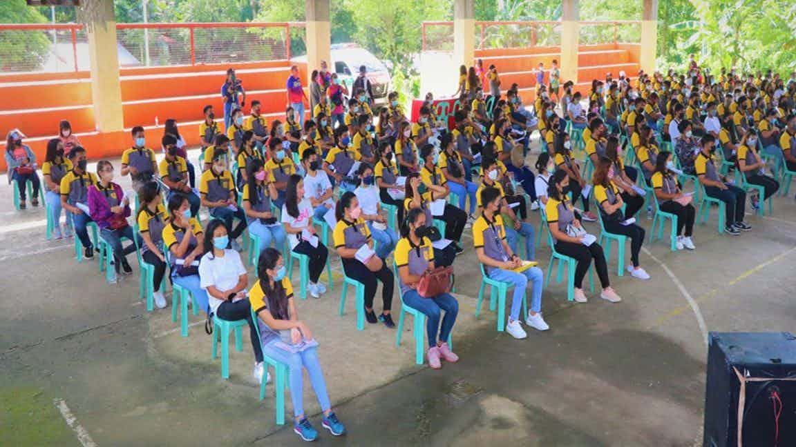 Students get additional cash aid from Lopez LGU