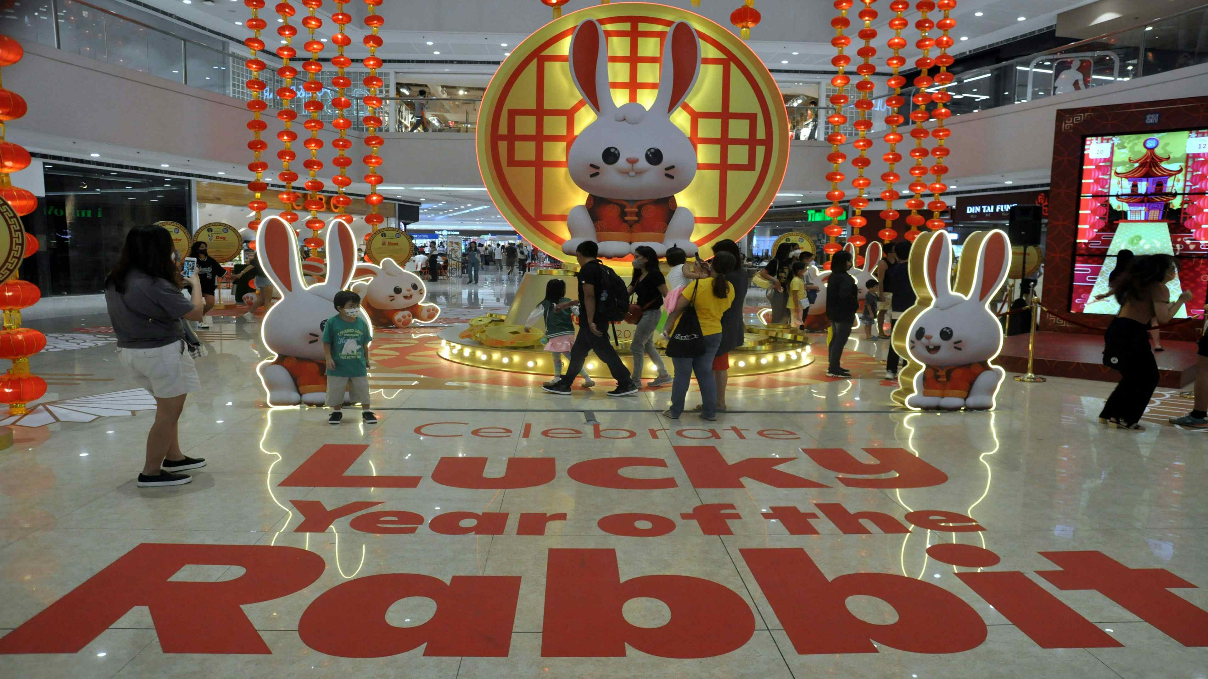 SM MEGAMALL IS READY FOR SUNDAY'S CHINESE NEW YEAR Danny Querubin